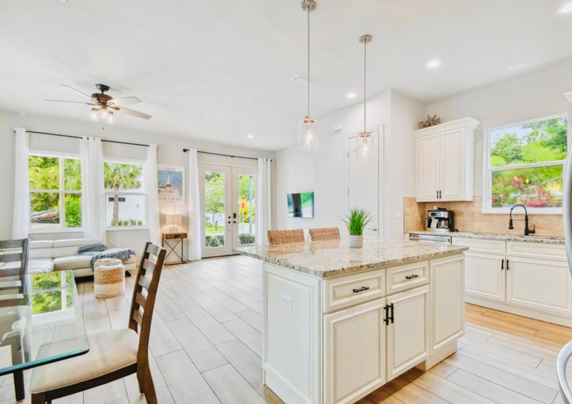 Beach-Town Pet-Friendly Downtown Home @ 10 Acre Park-629 Sarasota Bagian luar foto